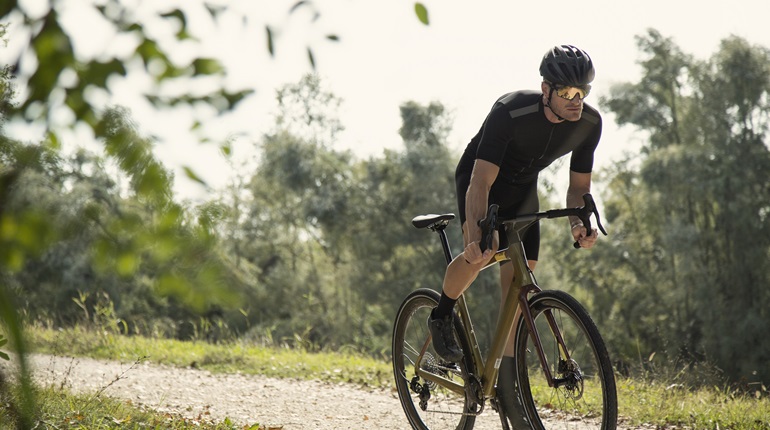 Op asfalt, onverharde wegen en de stad